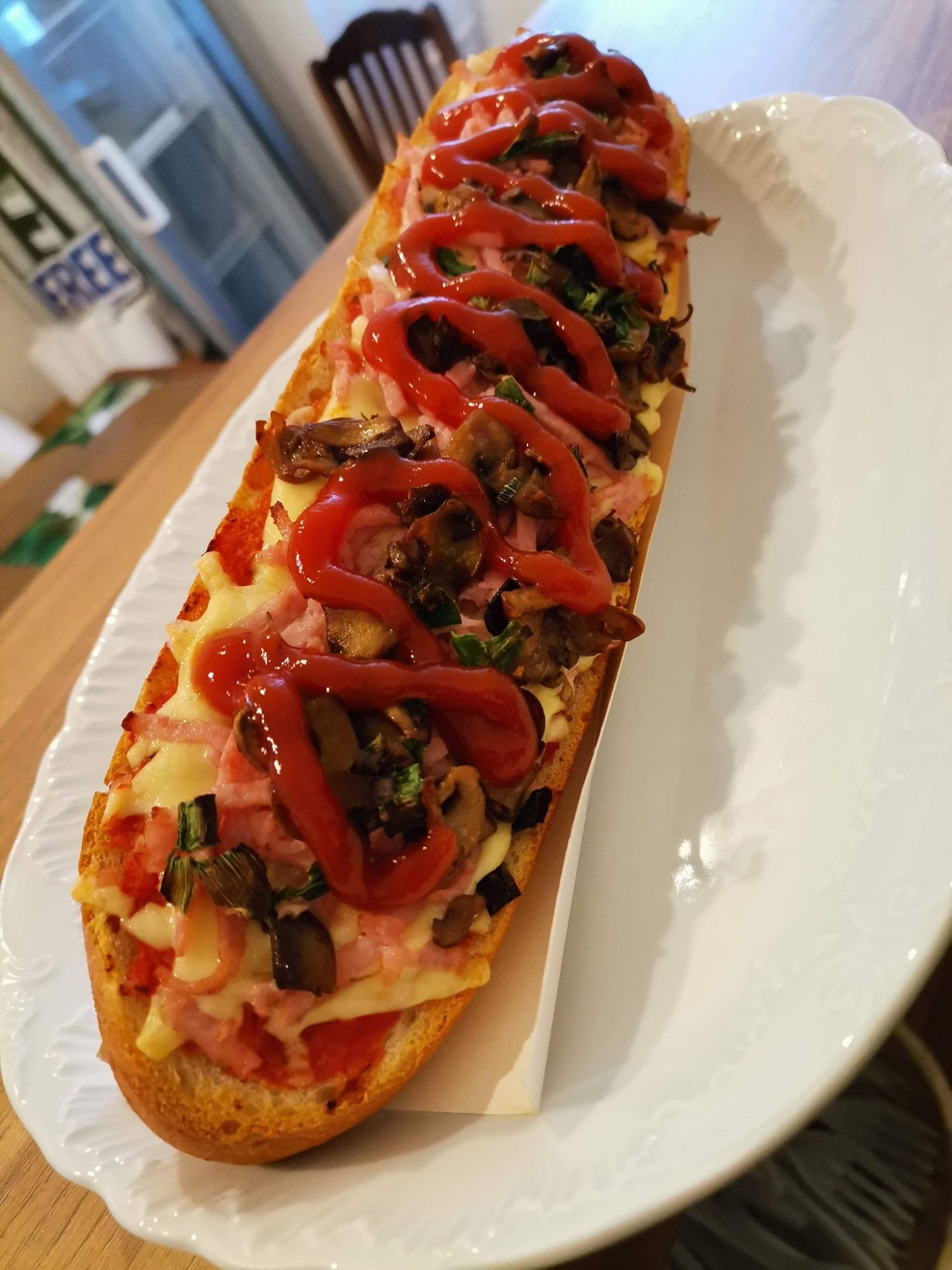 1. Zapiekanka na bułce z pieczarkami