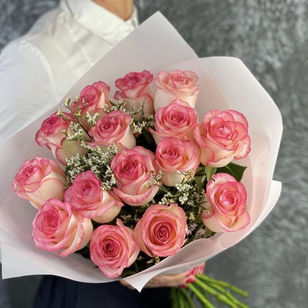 Bukiet różowych róż (50-60cm) 15 szt z dodatkiem