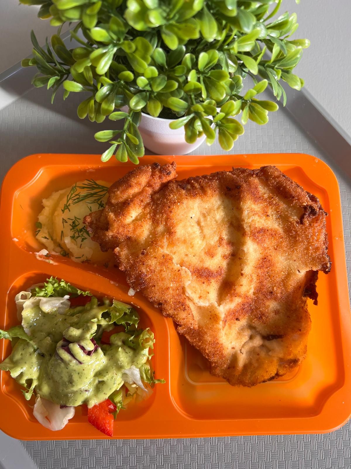 Kotlet drobiowy z surówką