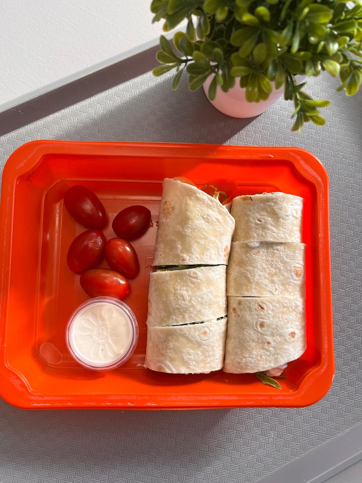 Wrap śniadaniowy z twarożkiem szynką szwarcwaldzką i mix sałat + sos czosnkowy