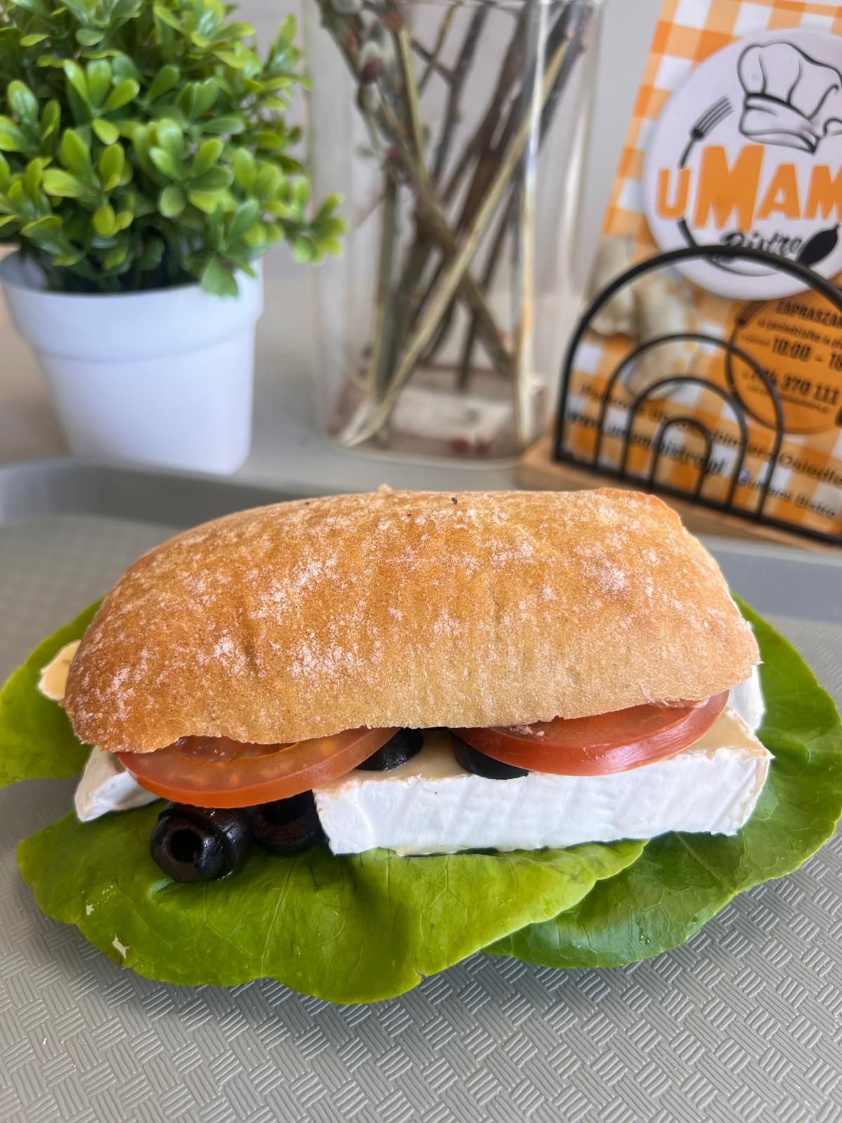 ciabatta z serem cammembert pomidorem i oliwkami