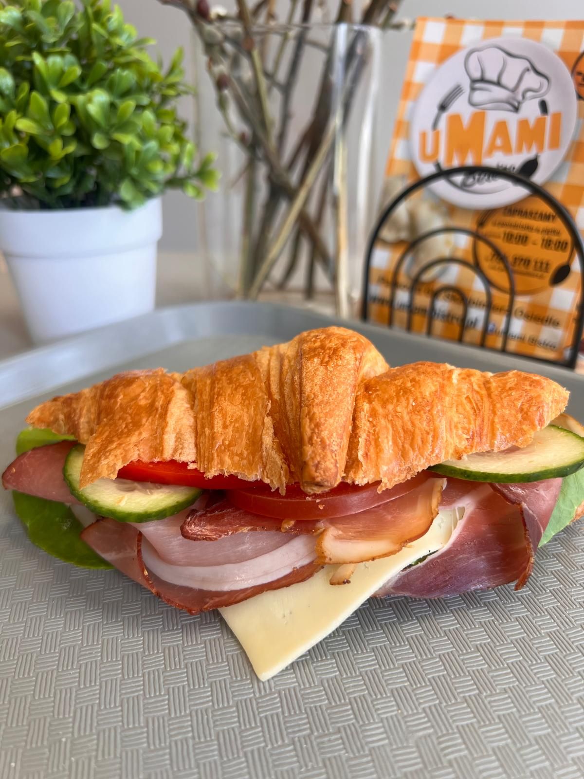 Croissant z szynką szwarcwaldzką, serem żółtym i warzywami