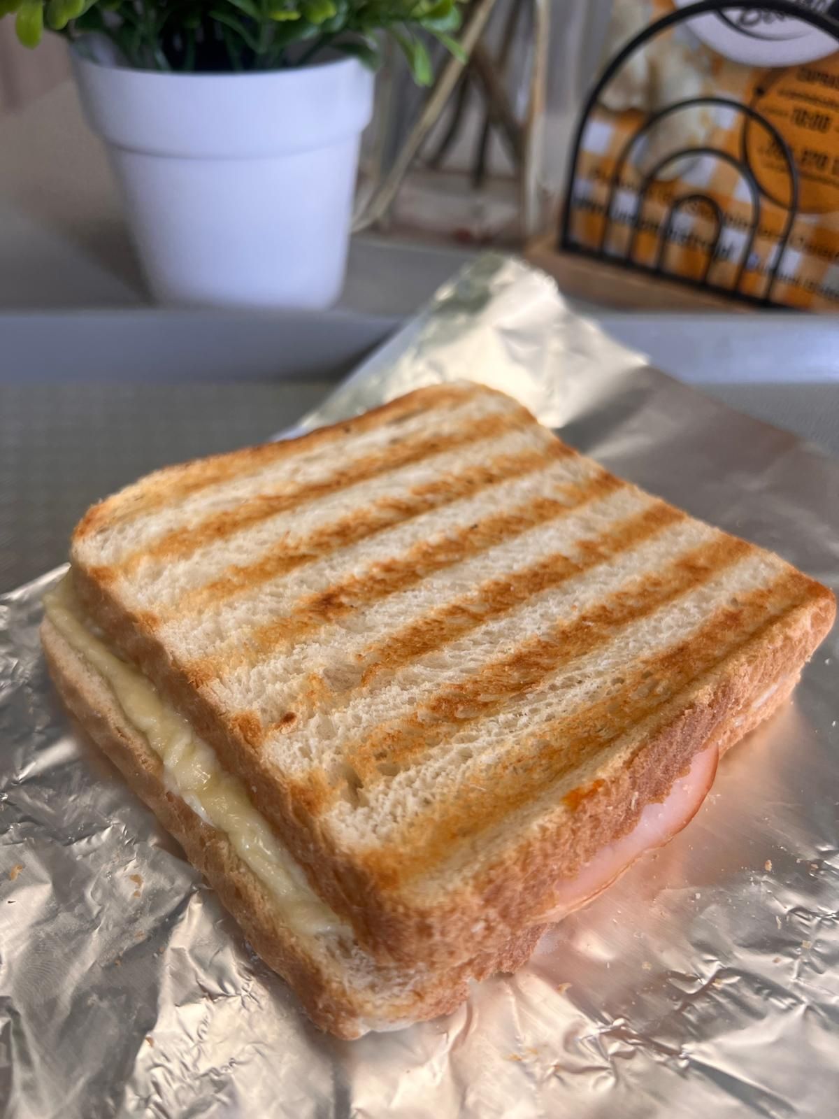 Tost z serem szynką kukurydzą pieczarką (ostry)