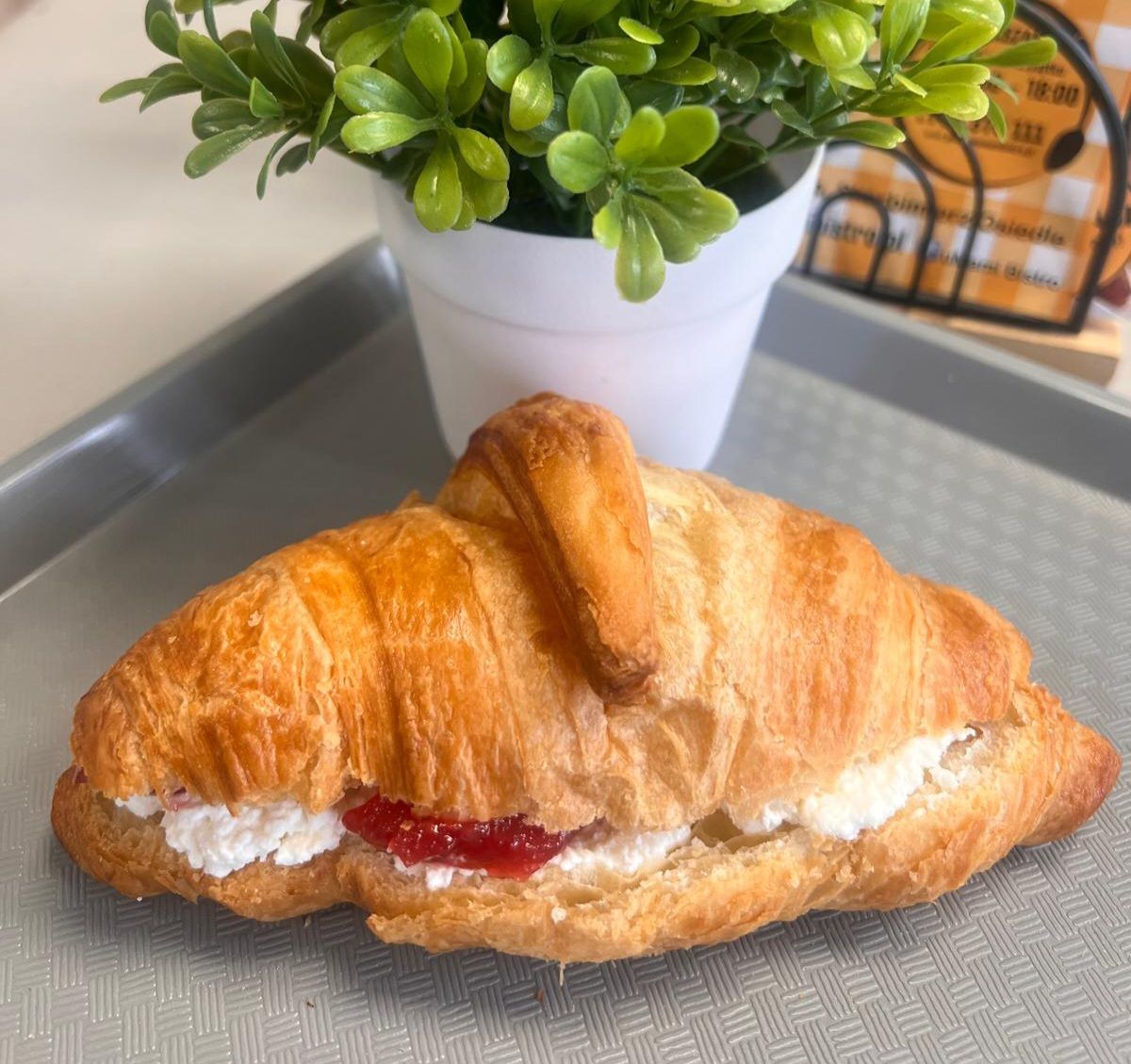 Croissant z dżemem sezonowym i twrożkiem