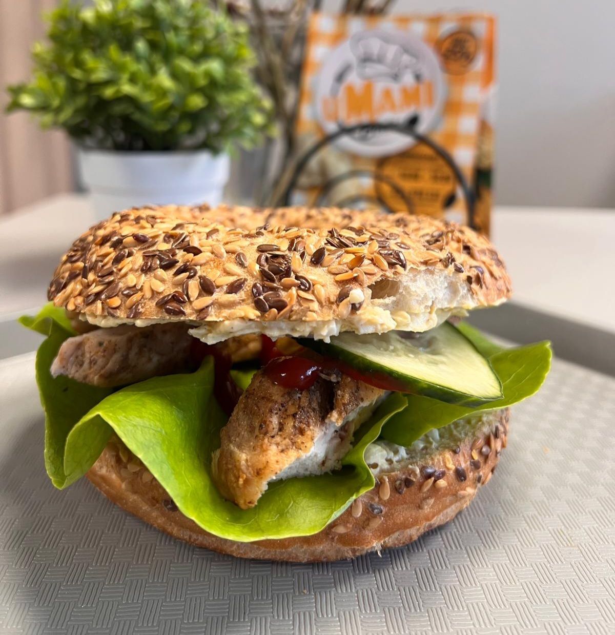 bajgiel proteinowy z kurczakiem i pastą jajeczną