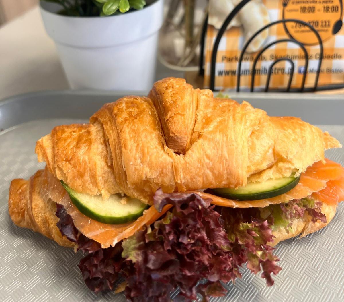 Croissant z wędzonym łososiem sałatą i ogórkiem