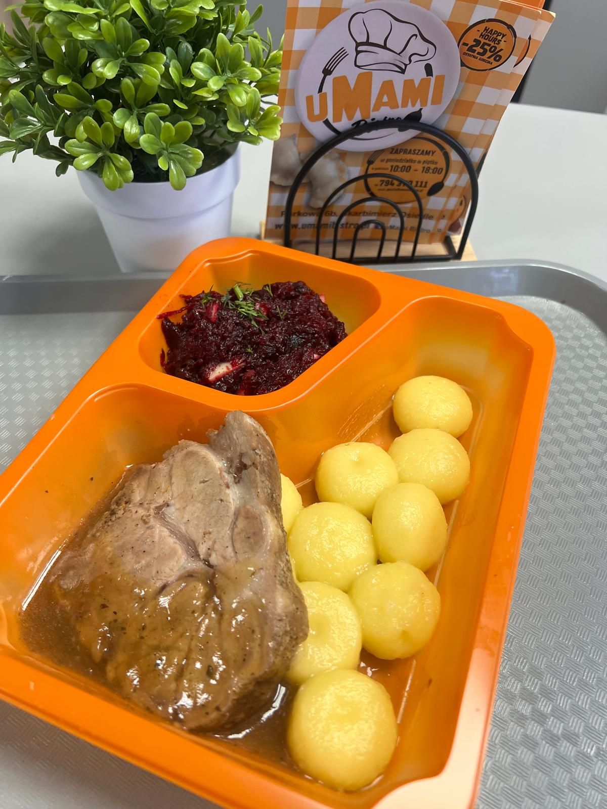 Pieczeń z karczku  z kluskami ślaskimi i surówką 