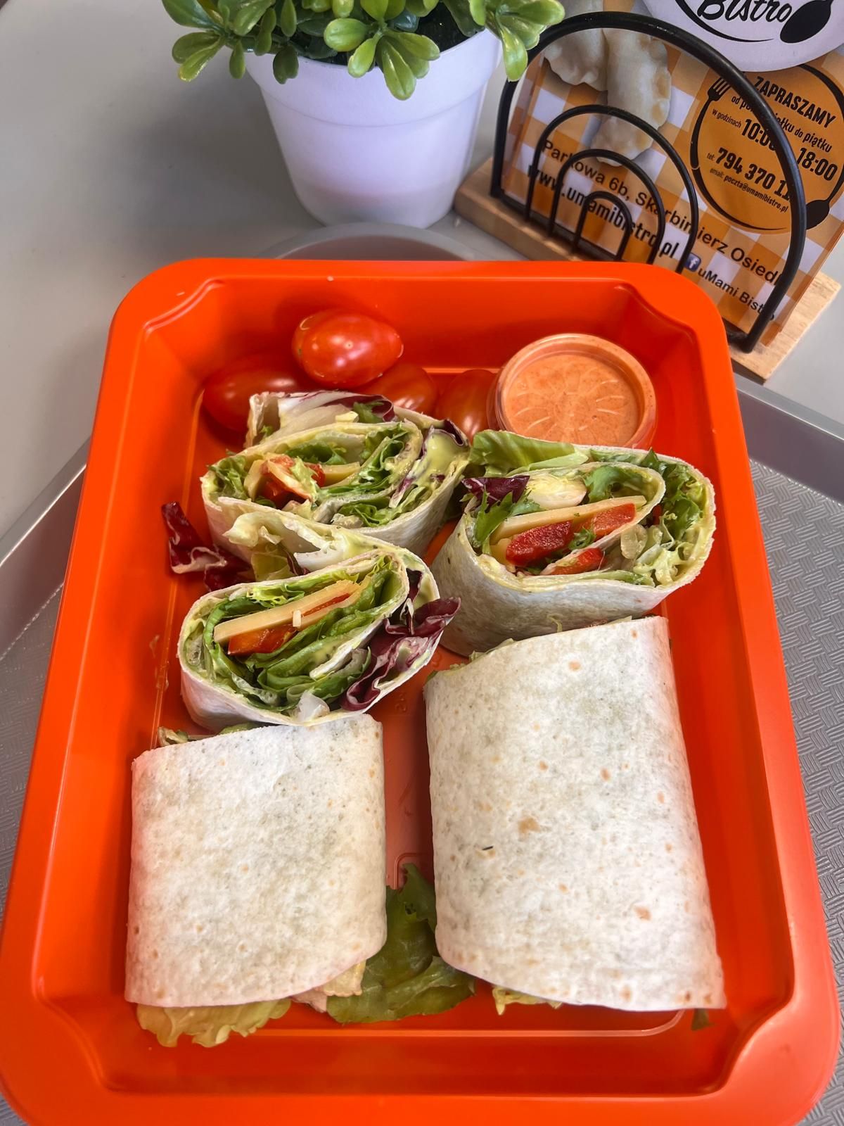 Wrap śniadaniowy z cheddarem, zielonym pesto, papryką mix sałat, sos pikantny