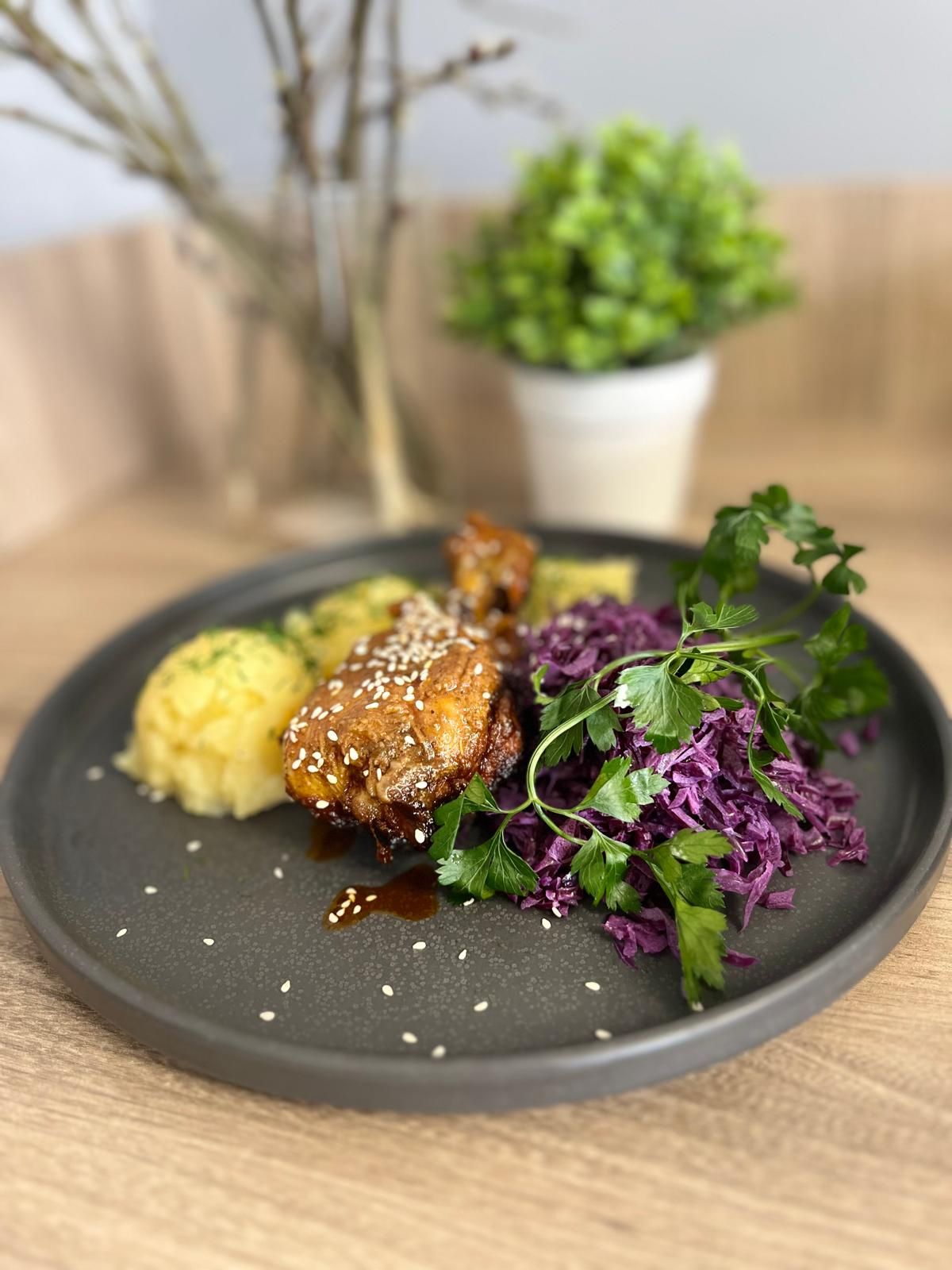 (Danie dnia ) Gołąbki leniwe w sosie z ziemniakami i surówką