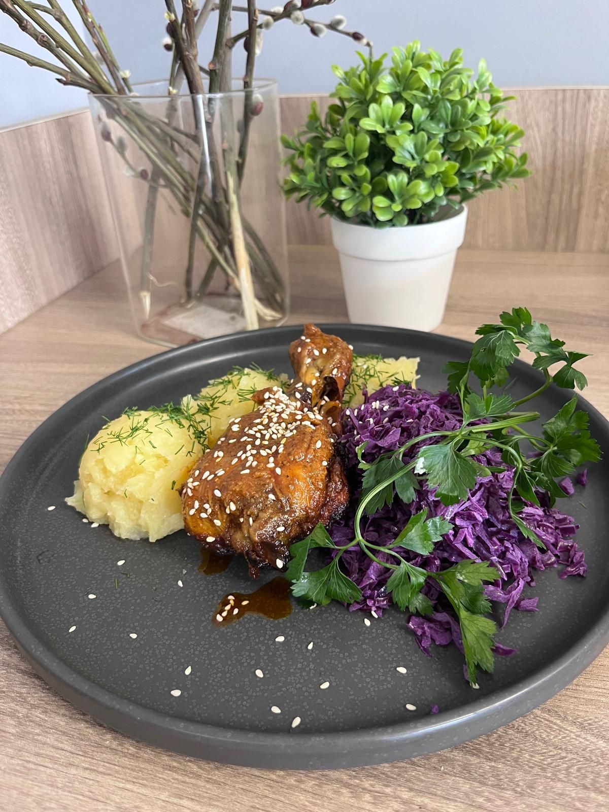 (Zestaw Dnia ) Krem z buraka i podudzia pieczone z ziemniaczkami i surówką 