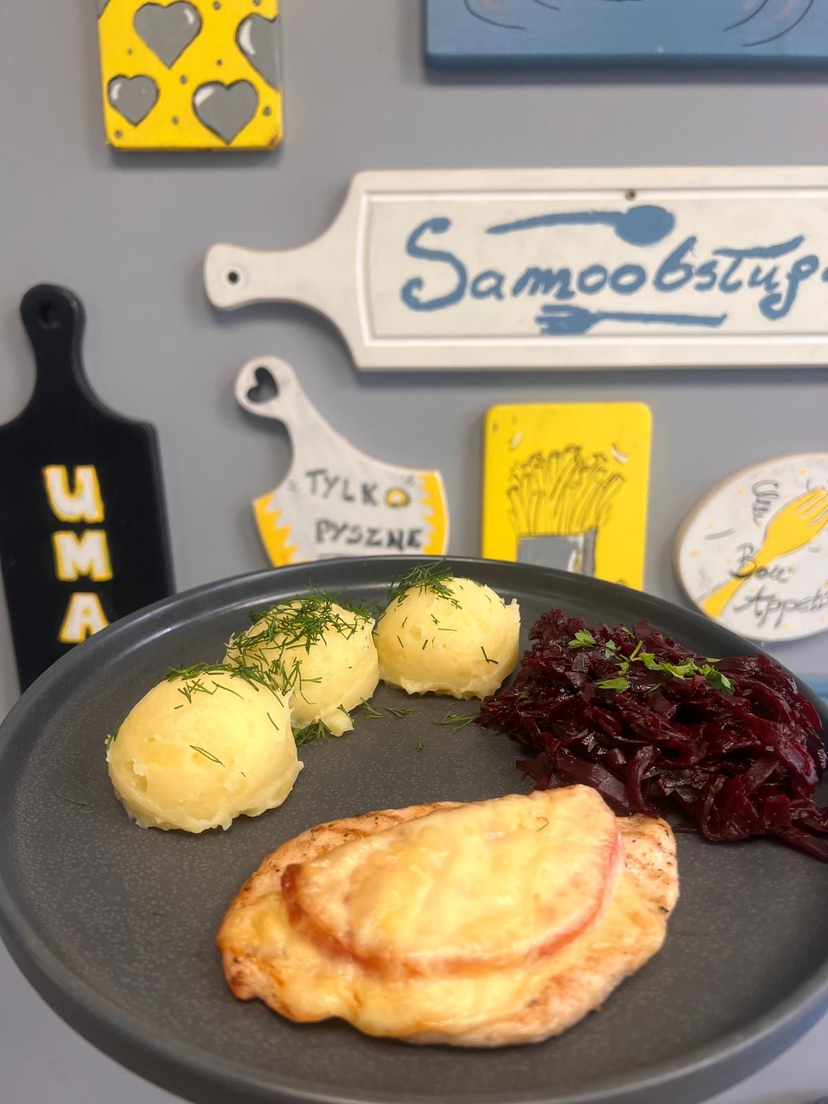 (Danie ) Filet z pomidorem zapiekany z ziemniaczkami i surówką 