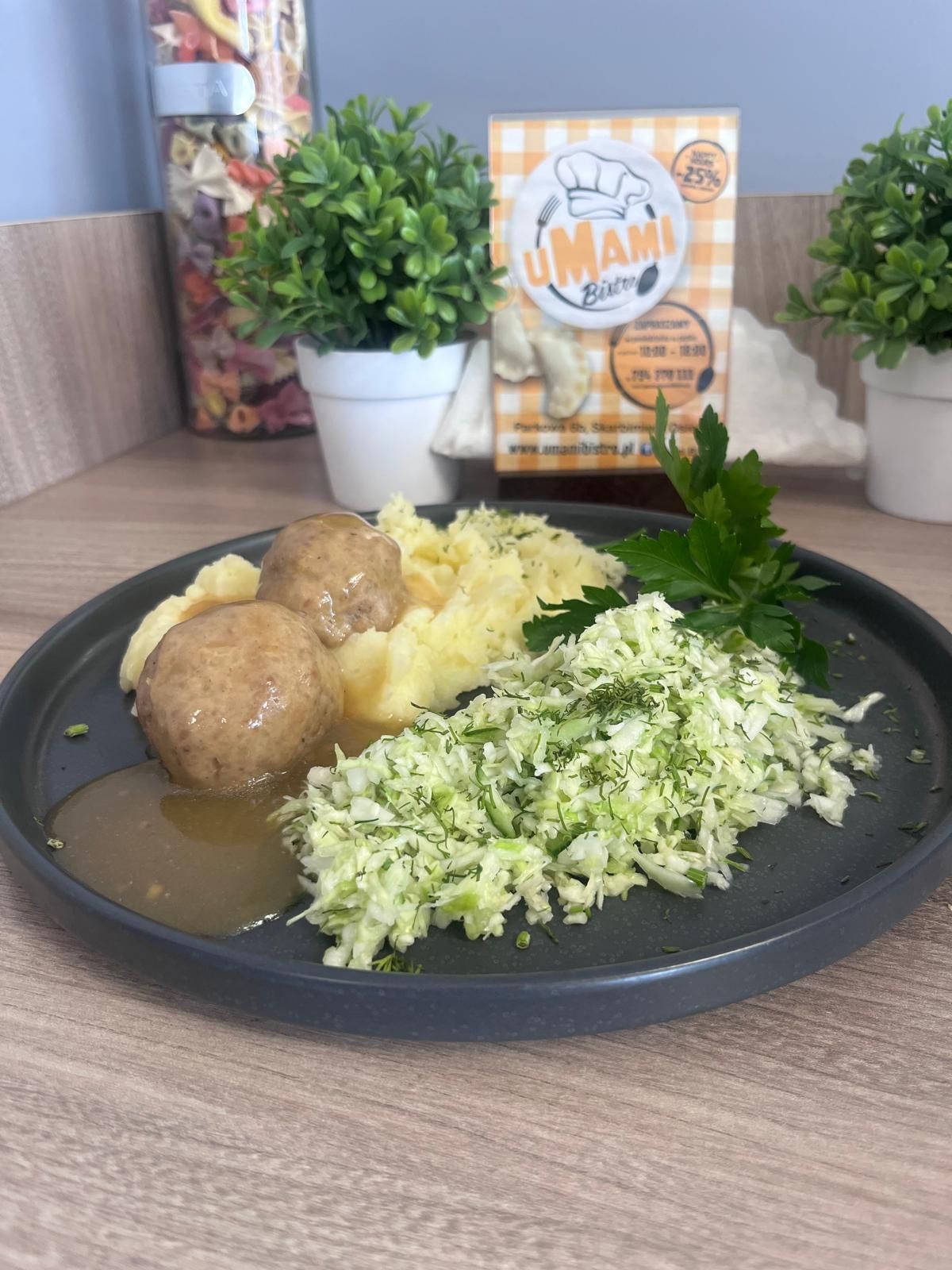 (Danie dnia) Pulpety w sosie z ziemniaczkami i surówką