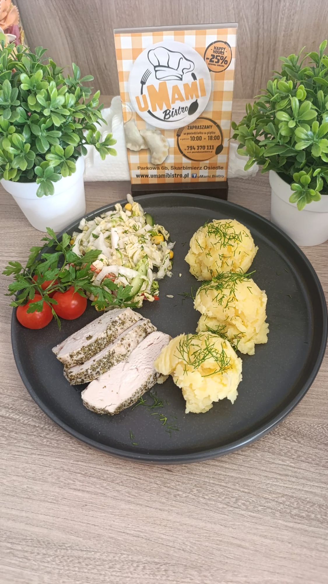 (Zestaw dnia) Zupa serowa z grzankami Filet soute z ziemniaczkami i surówką