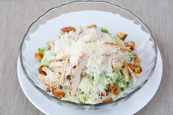 Salată Caesar cu pui