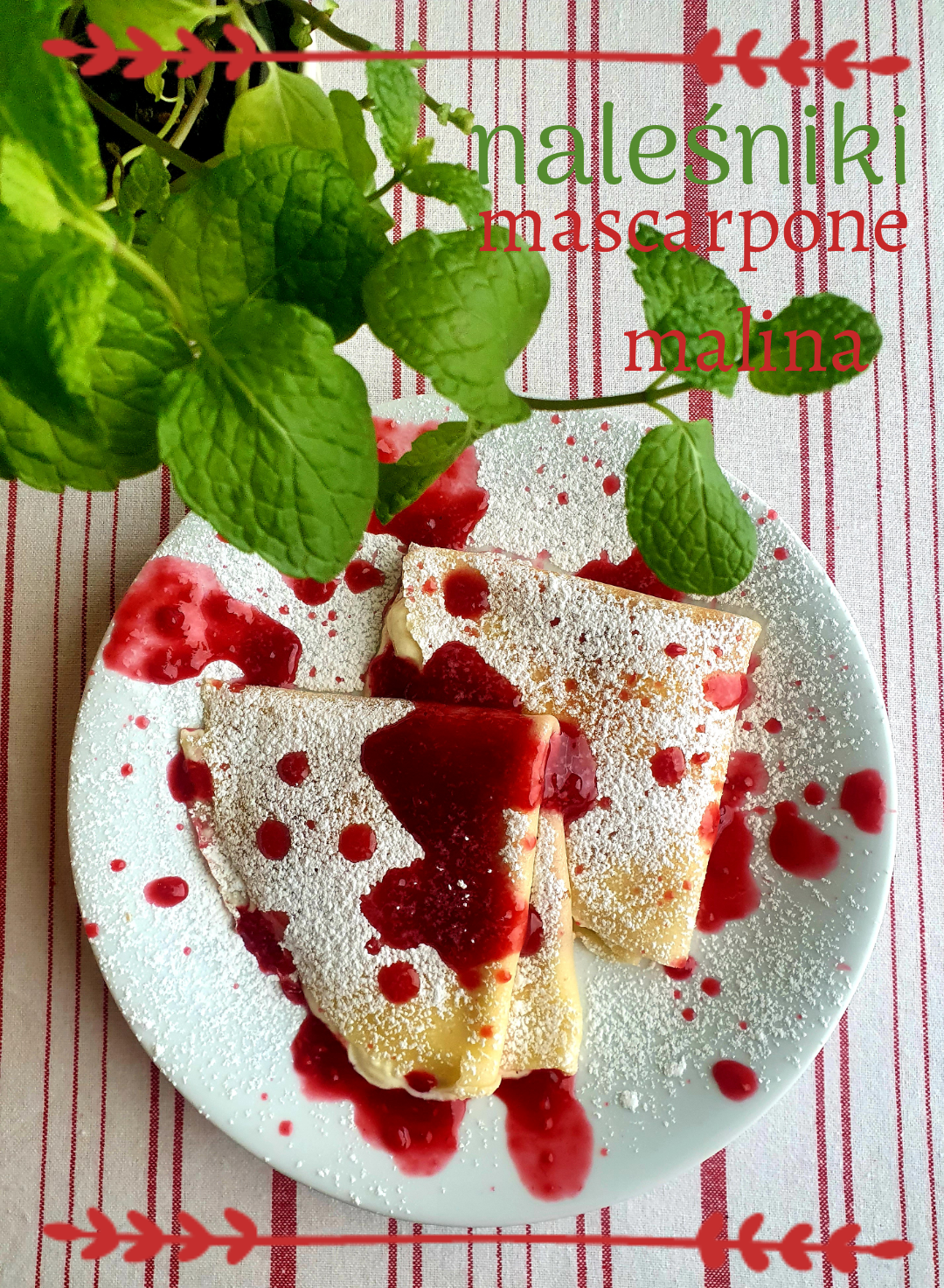 Naleśniki z mascarpone i malinami, posypane cukrem pudrem, podane na talerzu z dodatkiem świeżej mięty.