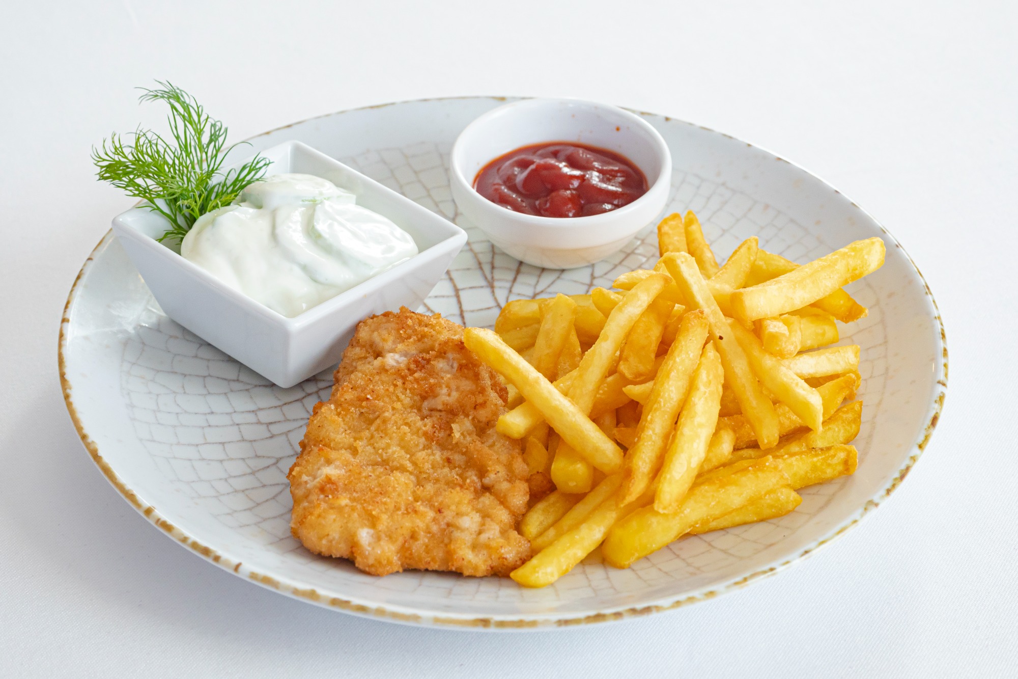 Kotlecik schabowy z frytkami i surówką Colesław