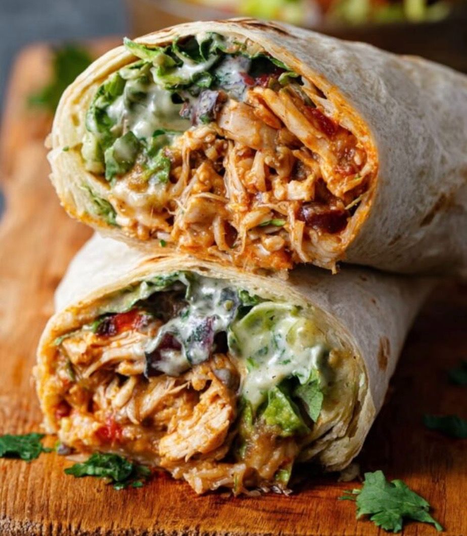 Tortilla z szarpanym kurczakiem, mozzarellą i warzywami, sos czosnkowy