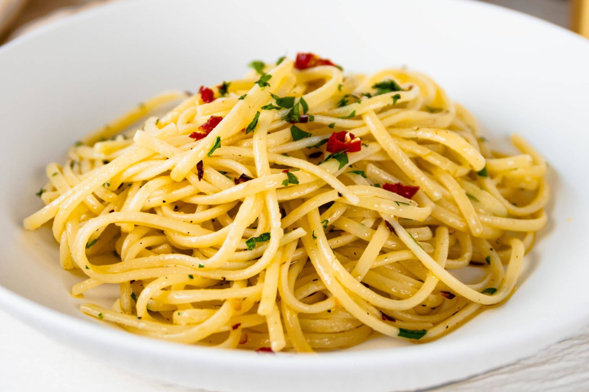 Spaghetti Aglio Olio e Peperoncino z suszonymi pomidorami i oliwkami