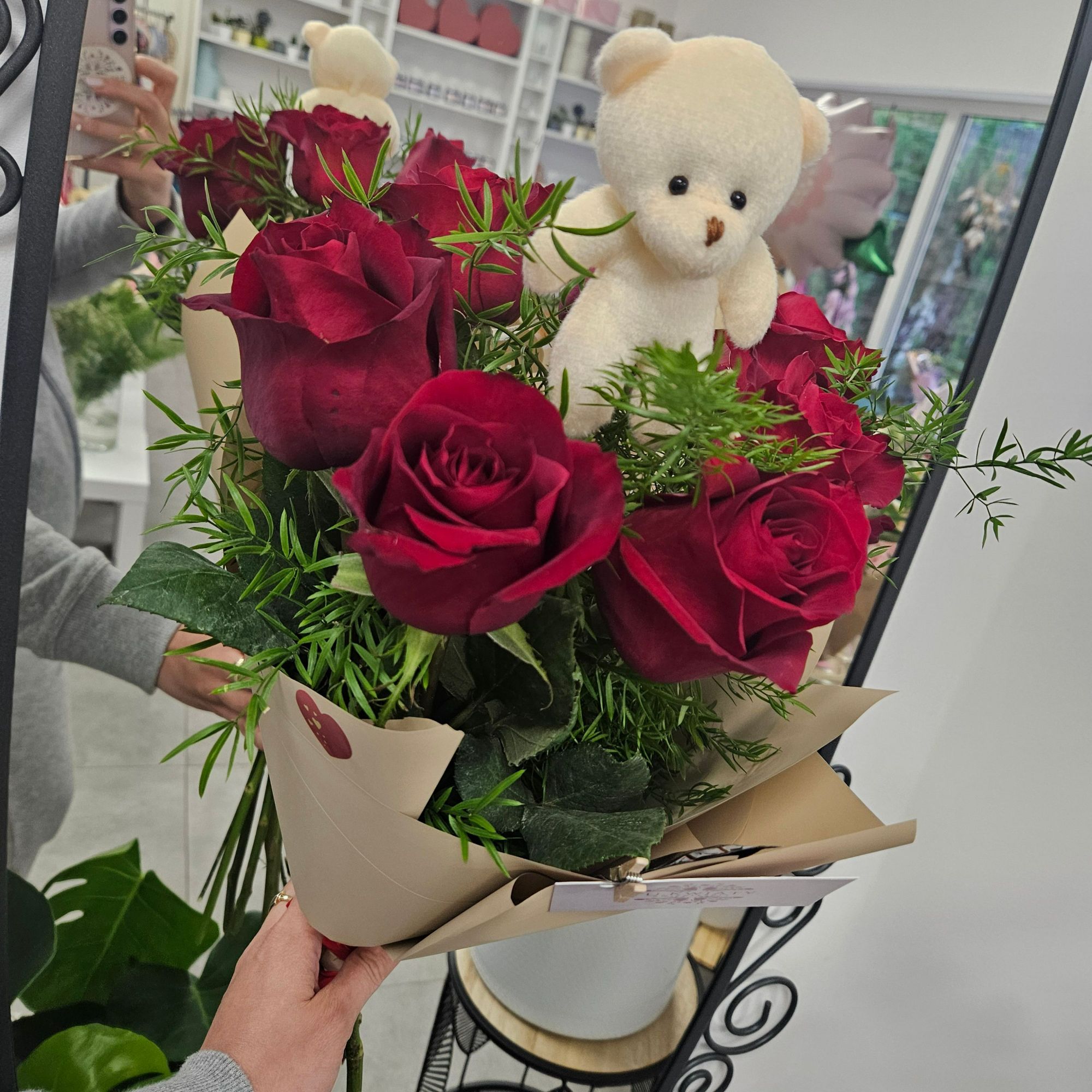 Bukiet róż z misiem