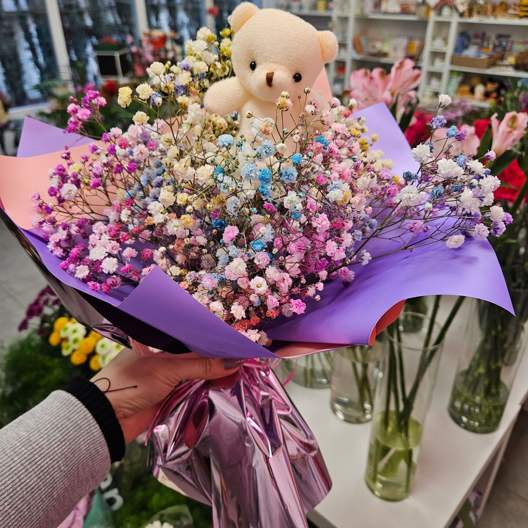 Mini bukiet z gipsówki z misiem