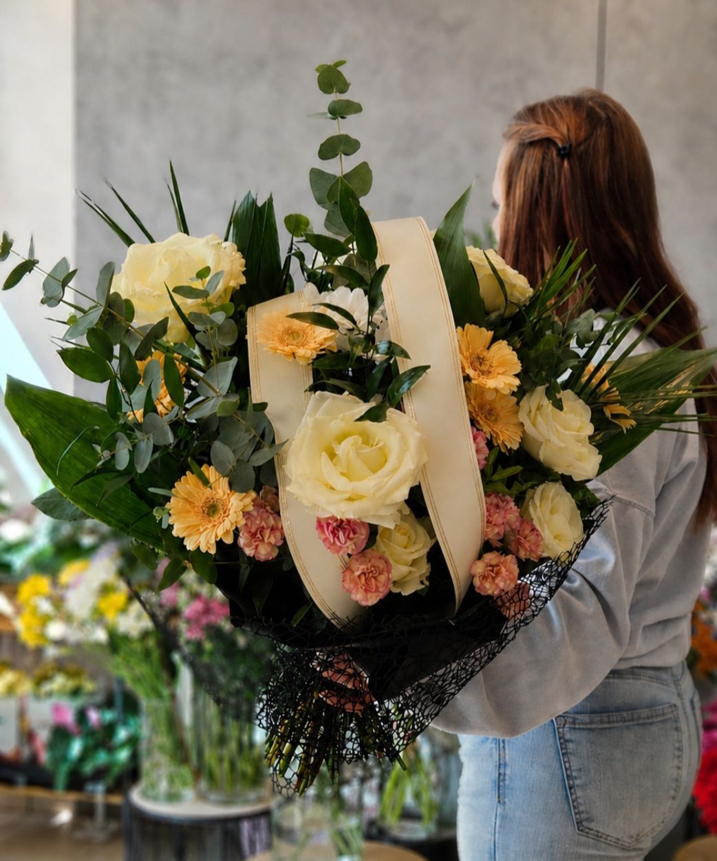 Wiązanka pogrzebowa w formie bukietu biało-żółto-pomarańczowa