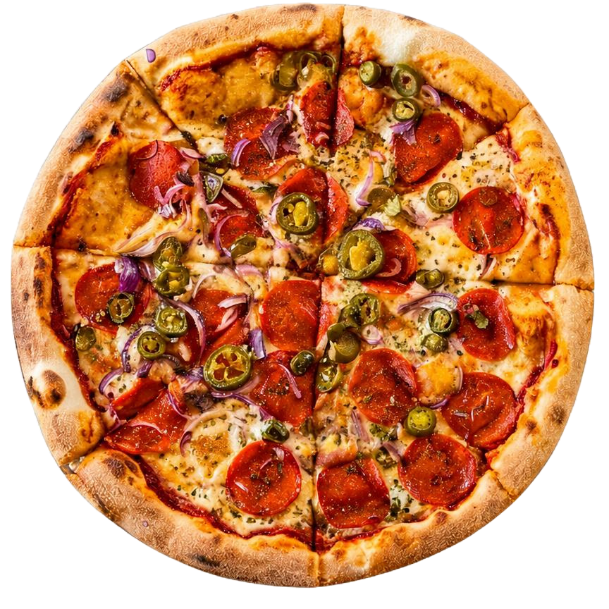 Pizza z pepperoni, serem, cebulą i jalapeño, pokrojona na kawałki, na białym tle.