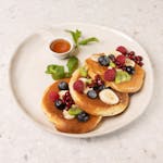 Pancakes, owoce sezonowe, syrop klonowy 