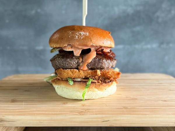 Burger Miesiąca: Burger Stolarza Klasyczny