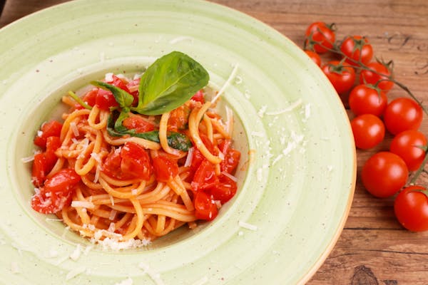 Spaghetti cu rosii cherry si busuioc / Spaghetti with cherry tomatoes and basil
