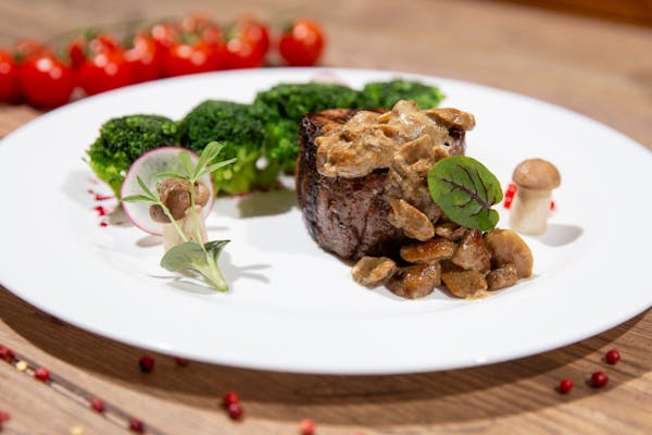 Muschi de vita cu sos de hribi si brocoli sote / Beef Steak with boletus sauce and sauteed broccoli