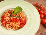 Spaghetti cu roșii cherry și busuioc