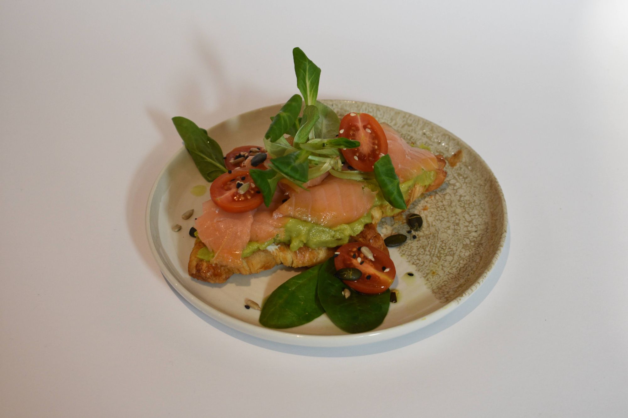 Nordic Morning - Croissant tost z łososiem, guacamole i kremowym serkiem