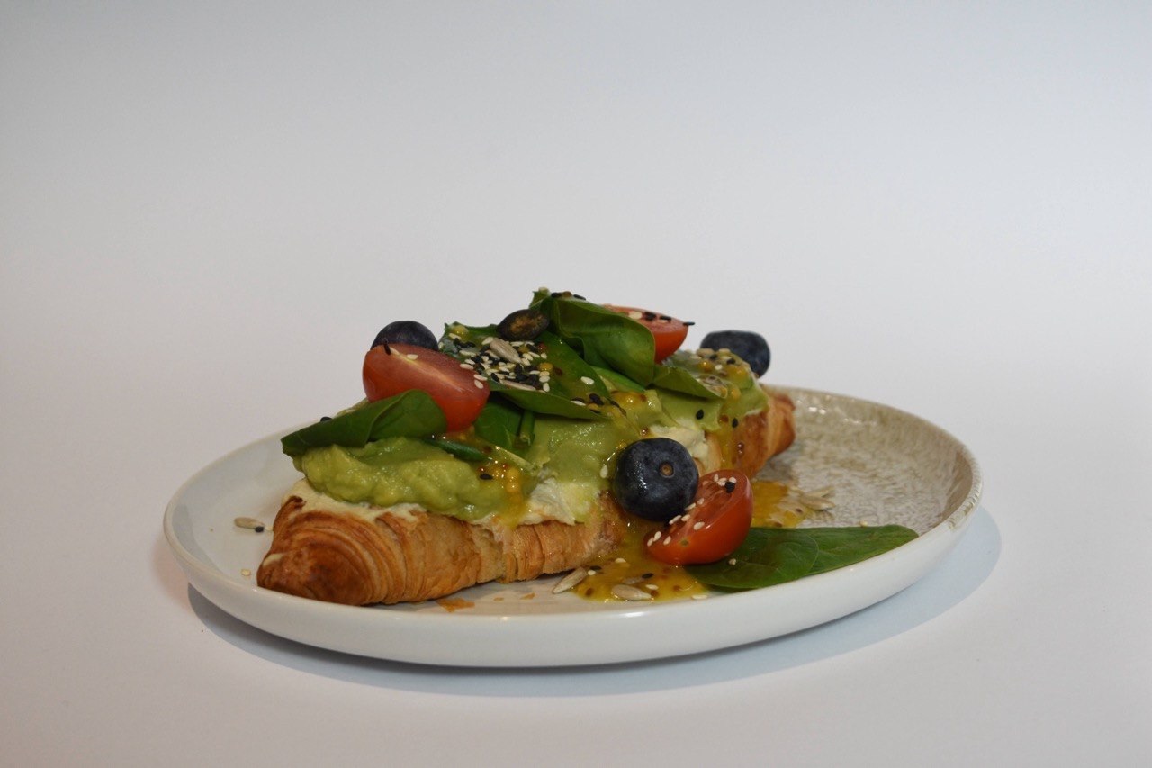 Green Morning - Wege croissant tost z hummusem i guakomole