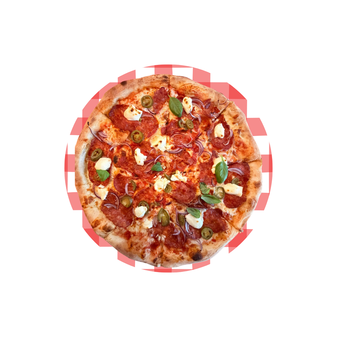 Pizza z pepperoni, serem, oliwkami i bazylią na czerwonym tle z kwadratowym wzorem.