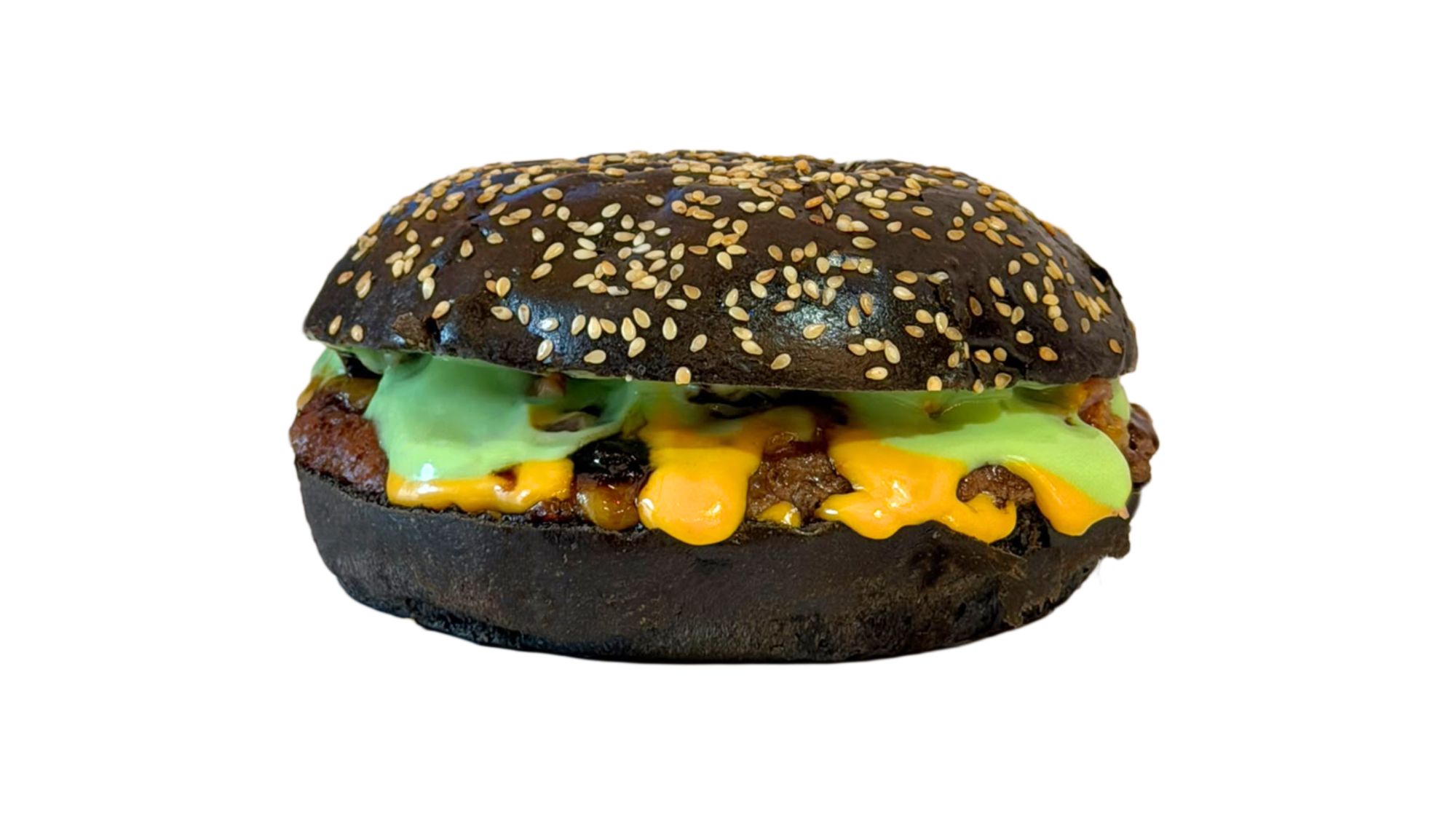 Burger cu chiflă neagră, susan, carne, brânză cheddar și sos de avocado.