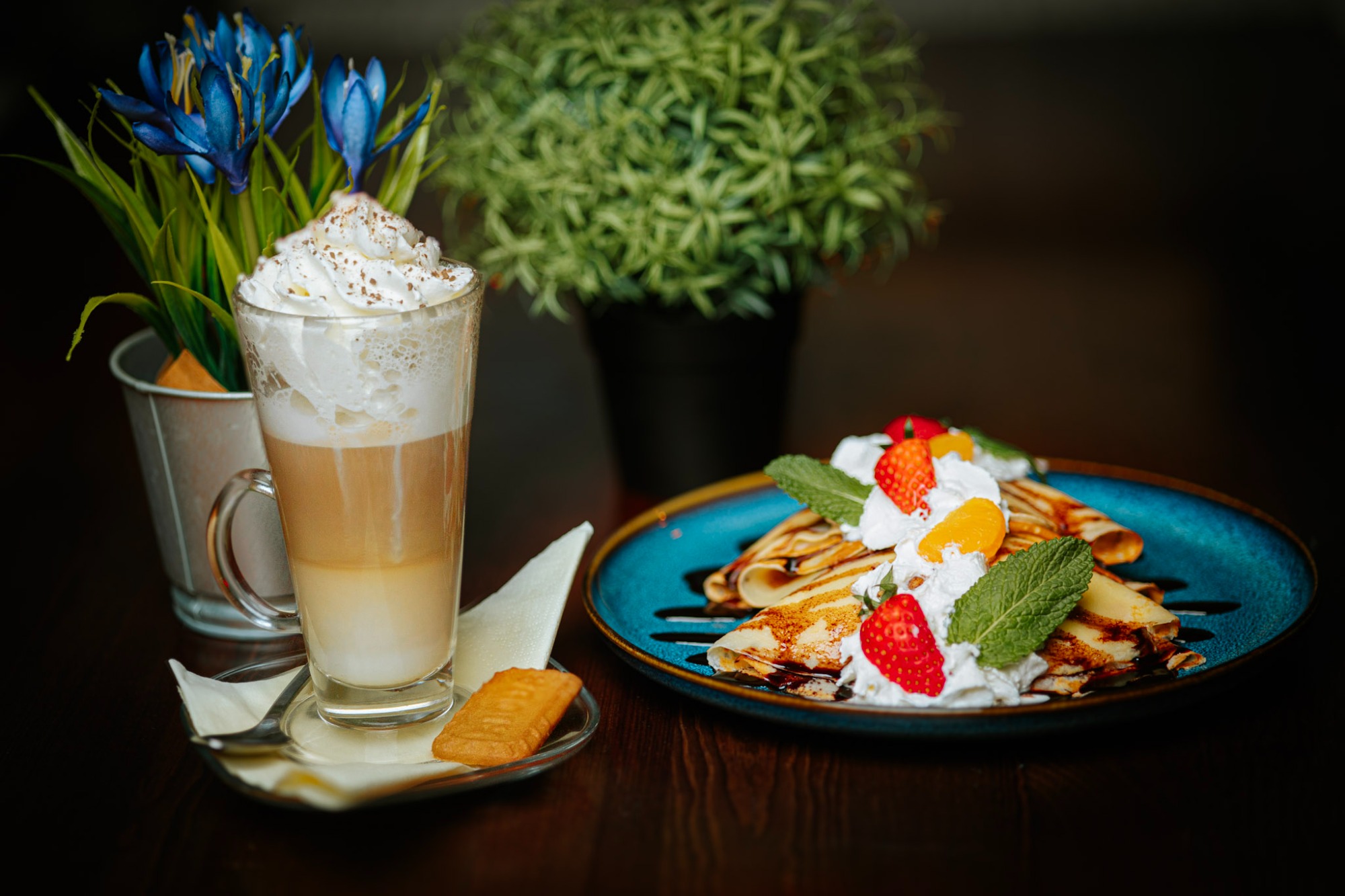 Nalesniki z serem , owocami i polewą 2 szt 