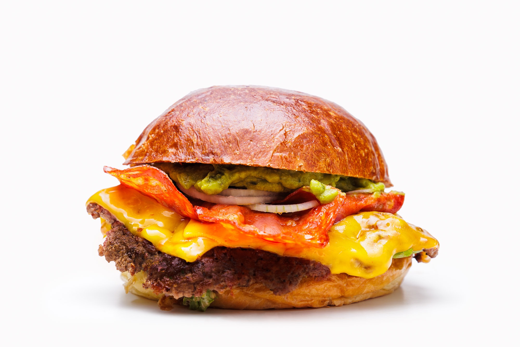 Soczysty burger z serem cheddar, bekonem, pomidorem i sałatą na maślanej bułce.