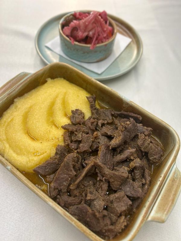 Pastramă la Înăbușită cu Mămăligă și Salată de Murături de Casă