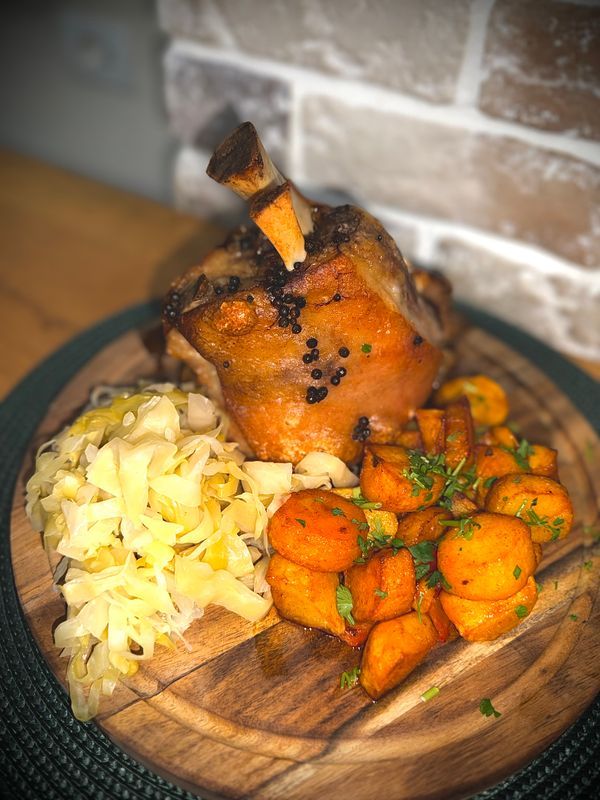 Ciolan de Porc cu Cartofi Țărănești și Varză Murată
