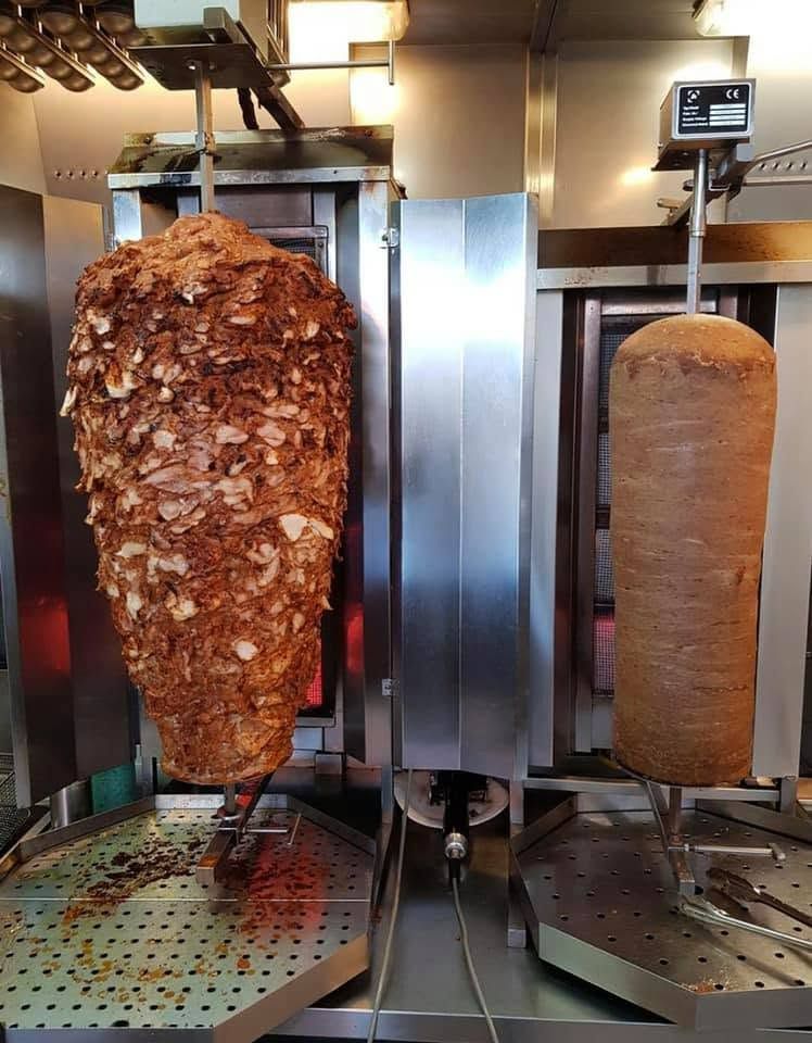 Dwa kebaby w piecu: jeden z przypieczonym mięsem, drugi w mniejszych kawałkach.