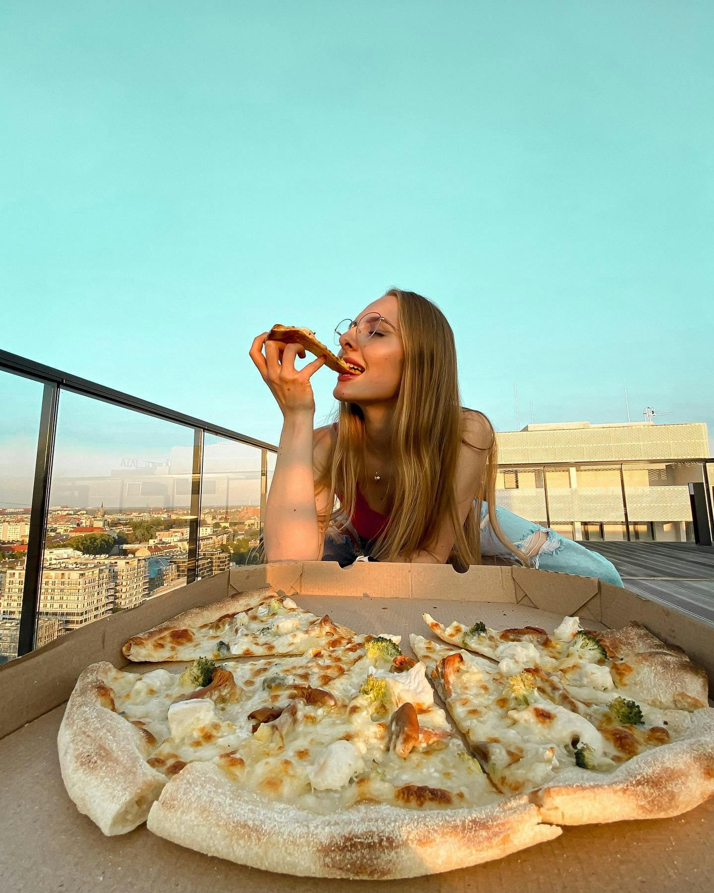 dziewczyna jedząca pizzę na obiad we Wrocławiu