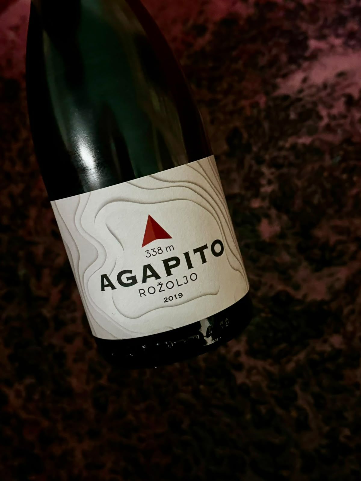 Boca vina Agapito Rožuljo iz 2019. godine, volumena 338 ml, s elegantnom etiketom.