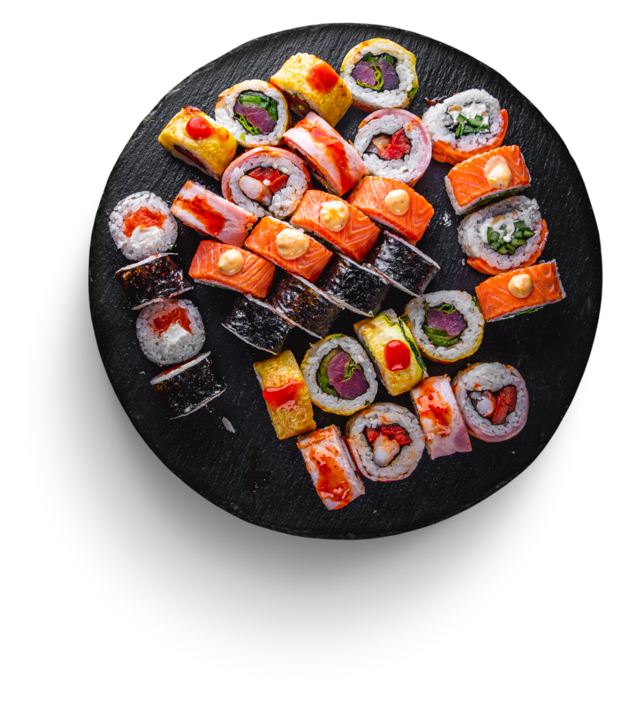 Różnorodne rolki sushi na czarnym talerzu, w tym łosoś, awokado i ryż.