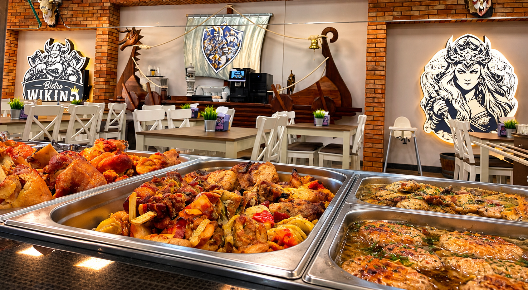 Różnorodne dania mięsne i rybne w restauracji z drewnianymi dekoracjami i stołami.