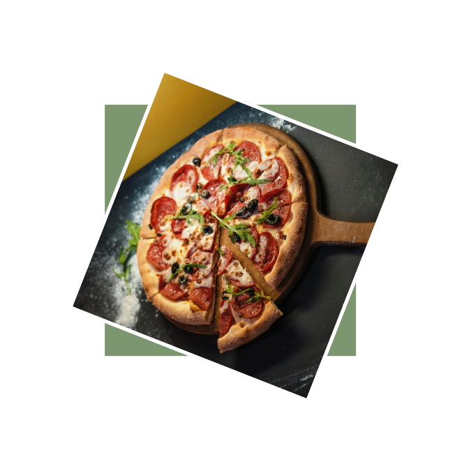 Pyszna pizza z pepperoni, serem i warzywami na drewnianej desce, podana w przytulnym otoczeniu.
