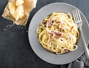 Spaghetti carbonara z parmezanem i młotkowanym czarnym pieprzem