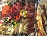 zestaw włoskich wędlin i serów 