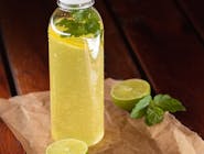 Lemoniada gazowana gruszka (podawana z cytryna i miętą)