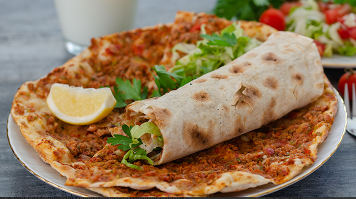 12. Lahmacun MIX 3 mięsa z fetą (Mega)