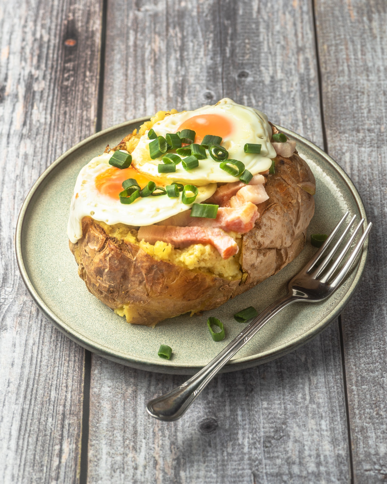 Kumpir Jajko sadzone na boczku duży